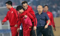 Công Phượng cõng Văn Toàn rời sân sau khi Việt Nam đánh bại Campuchia 3-0 trên sân Hàng Đẫy tối 24/11. Ảnh: Đức Đồng