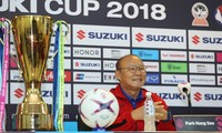 HLV Park Hang Seo tươi cười bên Cup vàng AFF Cup 2018