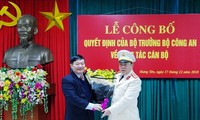 Chủ tịch UBND tỉnh Hưng Yên Nguyễn Văn Phóng chúc mừng Đại tá Nguyễn Xuân Hồng. 
