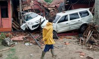 Nhà cửa và tài sản của người dân bị phá hủy sau trận sóng thần ập vào bờ biển Sunda ngày 22/12 mà không có cảnh báo trước. Ảnh: AP.