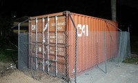 Container chứa gỗ sưa được quây bằng thép B40. Ảnh: Gia Chính