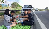 Hình ảnh cả gia đình trải bạt, ăn nhậu trên đường cao tốc Nội Bài - Lào Cai trưa 6/2.