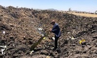 Giám đốc điều hành Ethiopian Airlines tại hiện trường vụ tai nạn máy bay. Ảnh: BBC.