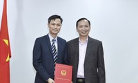 Phó Thống đốc NHNN Đào Minh Tú trao quyết định cho đồng chí Nguyễn Trọng Du.