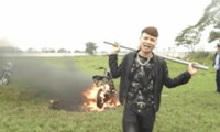 Hình ảnh Khá Bảnh đốt xe máy trong video clip.