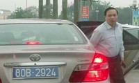 Ông Trần Hồng Quảng, Chủ tịch HĐND tỉnh Ninh Bình, đang bước ra từ chiếc xe mang biển xanh 80B-2924- Ảnh: TNO