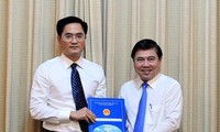 Chủ tịch UBND thành phố Hồ Chí Minh trao quyết định cho đồng chí Trần Quang Lâm.