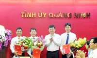 Phó Bí thư Tỉnh ủy Quảng Ninh Ngô Hoàng Ngân trao quyết định và chúc mừng các đồng chí được chỉ định.