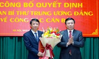GS.TS Nguyễn Xuân Thắng trao quyết định và chúc mừng đồng chí Nguyễn Ngọc Hà.