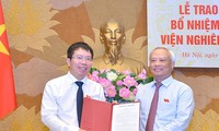 Phó Chủ tịch Quốc hội Uông Chu Lưu trao Nghị quyết của Ủy ban Thường vụ Quốc hội cho ông Nguyễn Văn Hiển.