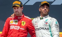 Vettel (trái) không hài lòng khi bị tước chiến thắng ở chặng trước