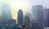 Bụi mù bao phủ Manhattan ngày sau khi xảy ra vụ tấn công 11/9/2001. Ảnh: AFP.