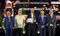 Ông Mandar Vaidya- Giám đốc điều hành khách sạn OYO khu vực Đông Nam Á và Trung Đông đã đại diện tiếp nhận giải thưởng này từ Bộ trưởng Thương mại và Công nghiệp Philippines Ramon Lopez 