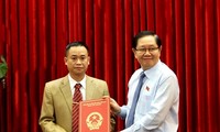 Bộ trưởng Bộ Nội vụ Lê Vĩnh Tân trao quyết định cho đồng chí Vũ Đức Thuận.