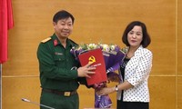 Bí thư Tỉnh ủy Ninh Bình Nguyễn Thị Thanh trao quyết định và chúc mừng Đại tá Đinh Công Thanh.