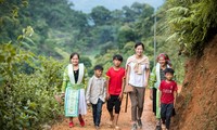 Hoa hậu Lương Thùy Linh &apos;mua vé&apos; về tuổi thơ cùng trẻ em Lũng Lìu, Lũng Lạ
