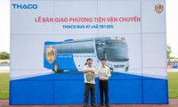 Đại diện Thaco trao chìa khoá tượng trưng cho CLB bóng đá Quảng Nam