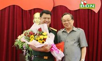 Đồng chí Lê Diễn, Bí thư Tỉnh ủy Đắk Nông trao quyết định và chúc mừng đồng chí Đinh Hồng Tiếng