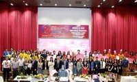 Ban Tổ chức, Ban Giám khảo và 12 đội thi chụp ảnh lưu niệm trong Vòng Chung kết cuộc thi Tài năng trẻ Logistics Việt Nam 2019