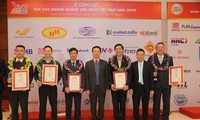 Bộ trưởng Bộ TTTT Nguyễn Mạnh Hùng chụp ảnh cùng đại diện Petrovietnam và các đơn vị thành viên