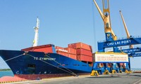 Container ô tô và linh kiện phụ tùng ô tô chuẩn bị được xuất khẩu sang Thái Lan, Myanmar, Nhật Bản và Hàn Quốc