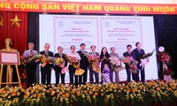 Lễ công bố quyết định và trao giấy chứng nhận kiểm định chất lượng cơ sở giáo dục cho ĐHKD&amp;CN Hà Nội