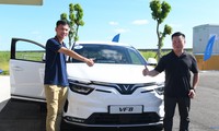Khách Việt tiên phong đặt mua VF 8 phấn khích với chuyến tham quan nhà máy VinFast