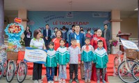 Trở về sau Asiad, VĐV Nguyễn Thị Oanh trao xe cho học sinh nghèo tại quê hương Bắc Giang