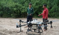 Tây Ninh hỗ trợ máy bay phun thuốc cho nông dân