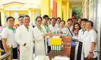 Công ty CP Dược phẩm Phong Phú tổ chức khám bệnh, phát thuốc và tặng quà cho hơn 700 người dân Trà Vinh và Bến Tre