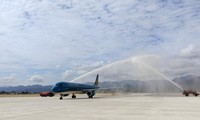 Vietnam Airlines chào đón những hành khách đầu tiên trên chuyến bay Hà Nội - Điện Biên bằng Airbus A321 