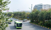 Người dân hào hứng trải nghiệm tuyến buýt điện đầu tiên kết nối nội đô Hà Nội - sân bay Nội Bài
