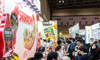 Thực khách xếp hàng đợi thưởng thức đặc sản Việt cùng tương ớt Chin-su Sriracha tại Foodex Nhật Bản 2024