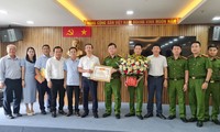 Bộ trưởng Bộ GD&amp;ĐT tặng bằng khen cho lực lượng công an Đà Nẵng