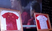 Cặp áo đấu tuyển nữ VN có chữ ký Thủ tướng và cầu thủ được đấu giá gần 1 tỷ đồng