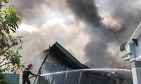 Vựa ve chai phát nổ, cháy dữ dội giữa khu dân cư ở Bình Dương