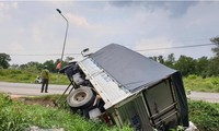 Xe bán tải rụng bánh văng xa hàng chục mét sau tai nạn
