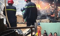 Công nhân bật khóc, ôm đồ tháo chạy khi lửa bao trùm 2 công ty