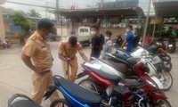 Hàng chục ‘quái xế’ tụ tập đua xe bị cảnh sát mật phục bắt giữ