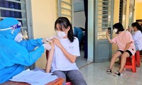Lần đầu tiên trẻ em vùng biên giới được tiêm vắc xin phòng COVID-19