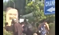 Ba thiếu niên bị đánh hội đồng trước cổng trường học ở Bình Dương