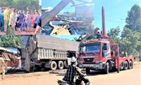 Xe tải lao dốc tông sập nhà dân khiến nhiều người bị thương nặng