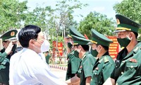 Phó Thủ tướng Thường trực thăm đồn biên phòng và cư dân biên giới