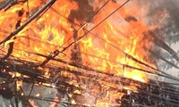 Clip: Cột điện bốc cháy lan sang nhà dân ở Bình Dương