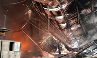 Hiện trường tan hoang vụ cháy nhà xưởng 8000m2 tại Bình Dương