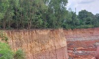 Bình Dương: Khu đất rộng bị đào bới sâu 20m gây sạt lở, đe dọa nhà dân