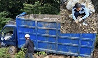 Bình Dương: Phát hiện hai xe tải lén đổ hàng tấn chất thải