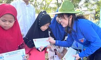 Tuổi trẻ Bình Dương sửa trường, trao học bổng cho trẻ em làng Chăm