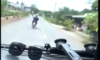 Người đàn ông đi xe máy lạng lách cản trở xe cứu thương bị tước bằng lái 2 tháng