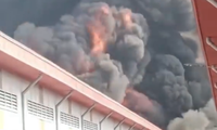 Nhà xưởng ở Bình Dương bốc cháy dữ dội 